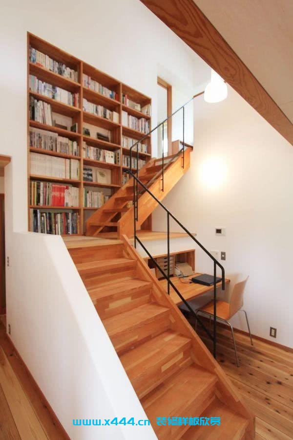 复式楼不装书房，越来越多人都在楼梯下装书架，下沉30公分还省地