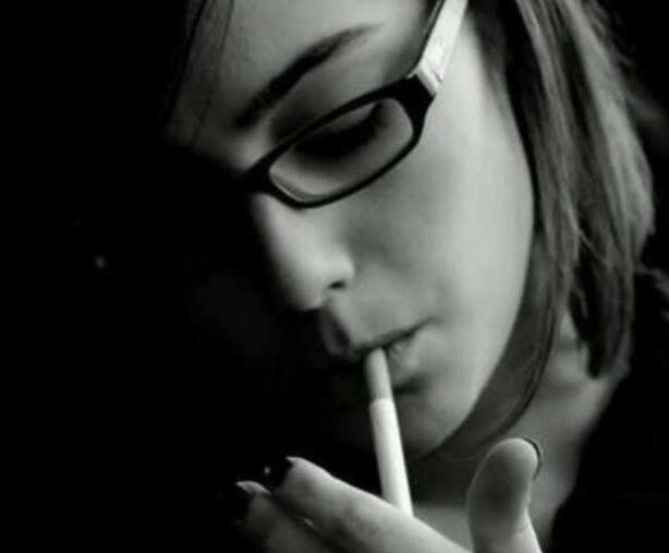女生抽烟