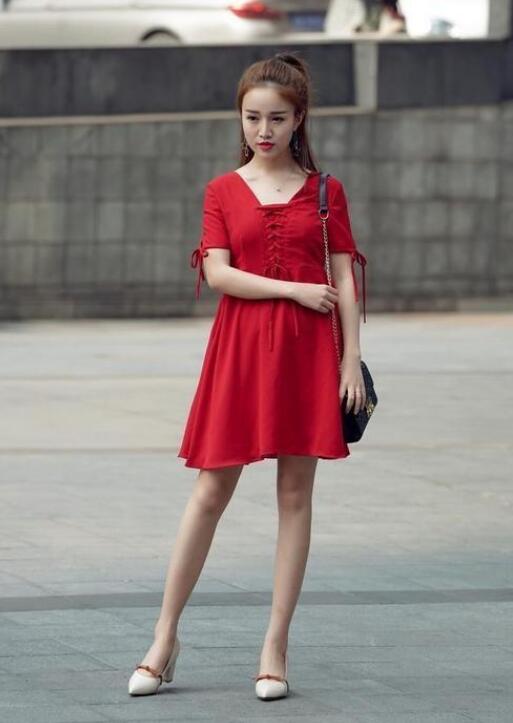 红色短款连衣裙