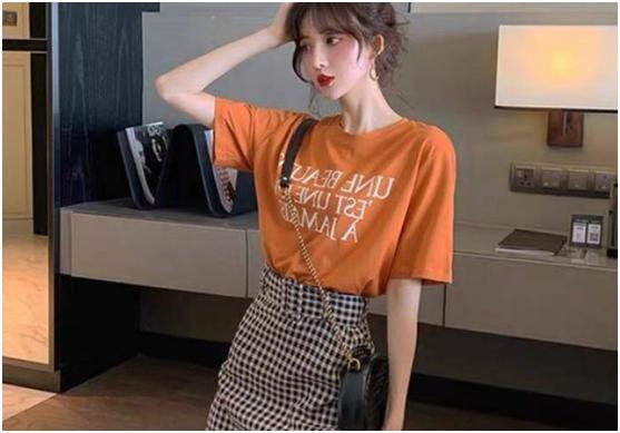 橘色T恤 格纹半身裙
