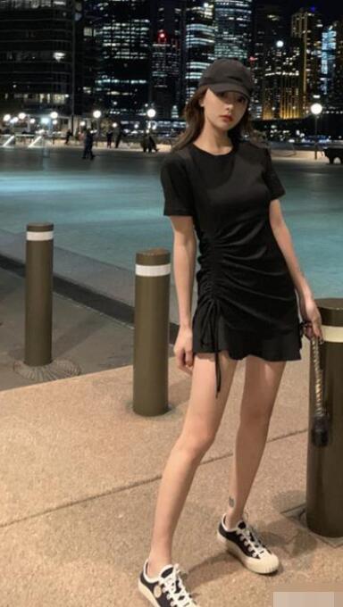黑色短裙